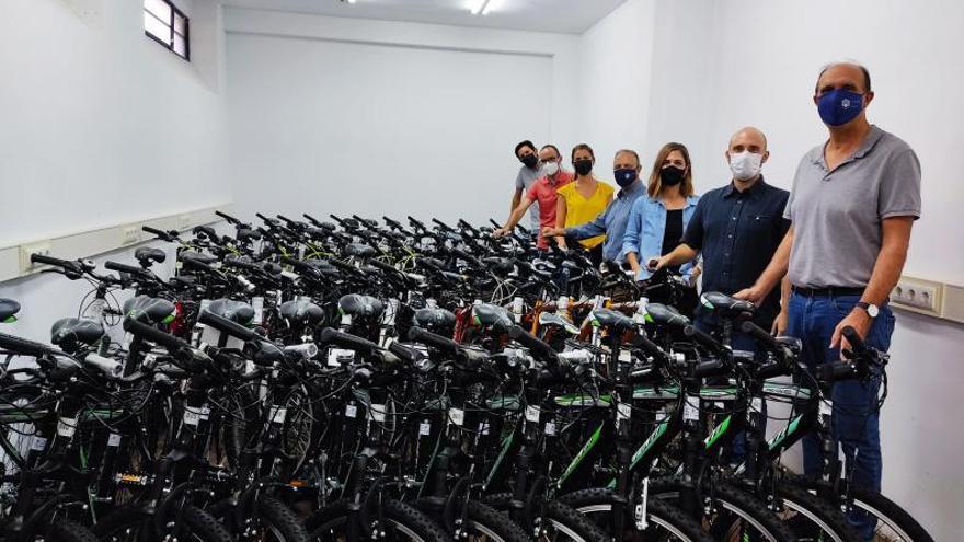 Manuel Vaquero, en primer término, junto al equipo del SEPA y las bicicletas de ‘A la UCO en Bici’.