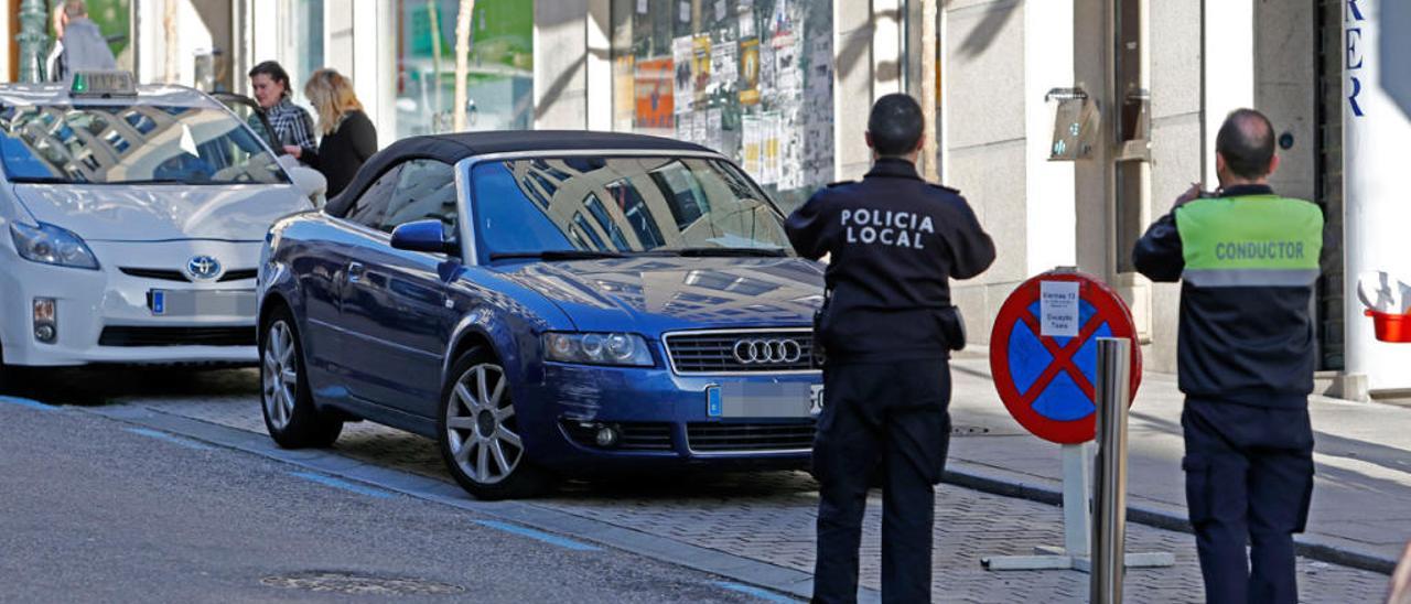 La Policía toma los datos de un vehículo mal estacionado en Vigo. // Marta G. Brea