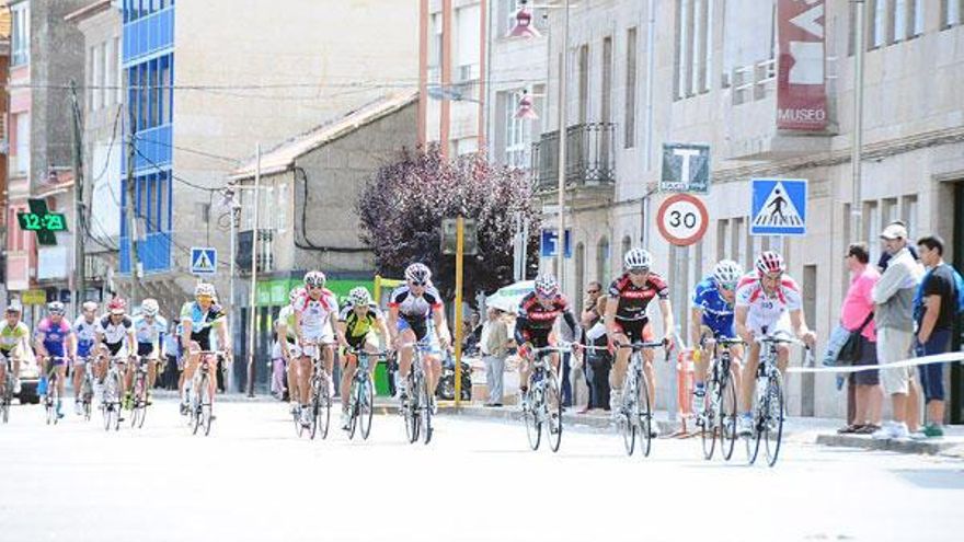 La prueba contó con la participación de más de 130 ciclistas de clubes gallegos y portugueses. // G.N.