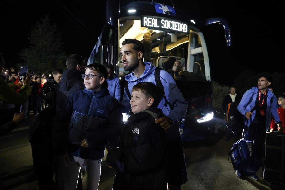 Brais Méndez posa con unos jóvenes nicrarienses