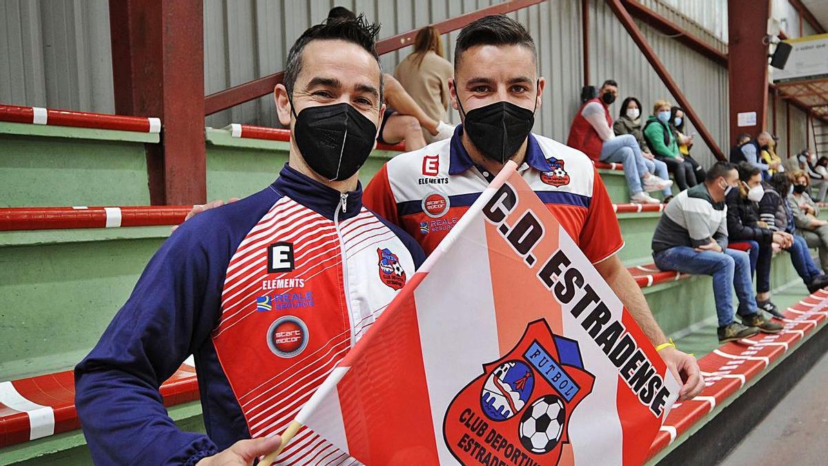 Los capitanes del Estradense posan, ayer, con una de las banderas que se regalarán. |  // BERNABÉ/JAVIER LALÍN