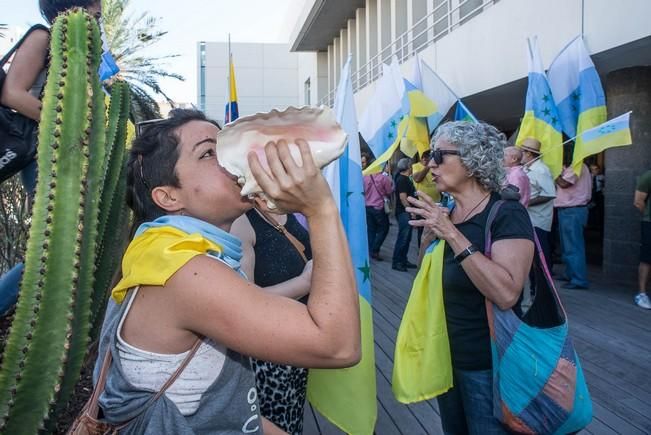 Las Palmas de Gran Canaria 21 Octubre 2016. El presidente del Cabildo, Antonio Morales, leyó un manifiesto en homanaje a.La bandera canaria con siete estrellas verdes que fue izada por primera vez en Gran Canaria en 1961 y causó una gran acogida entre la población, que pronto la asumió como propia como expresión de un sentimiento de identidad y sin ligarla a la reivindicación política con la que había nacido más de medio siglo antes.