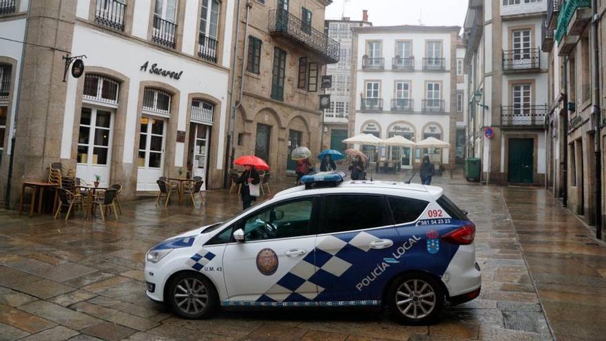 Multada en Santiago por viajar de pie, sin cinturón y con medio cuerpo asomando por el techo solar