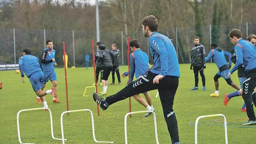 Verdés, en primer término, realizando ejercicios físicos esta semana en El Requexón.