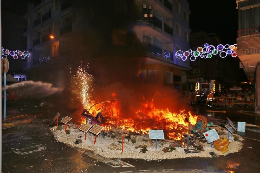 Cientos de personas, la mayoría adolescentes que quisieron disfrutar de la "cremá" y posterior "bañá" de los bomberos, se acercaron al barrio del Calvario para ver arder su hoguera