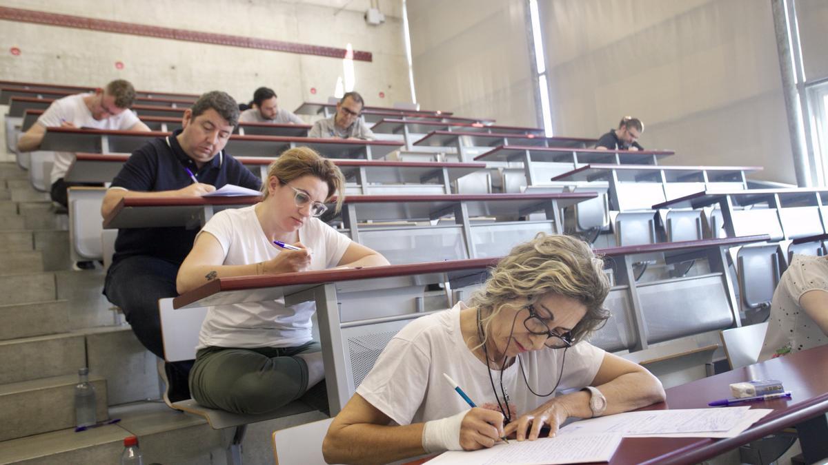 Aspirantes en las oposiciones de Secundaria y FP de Murcia, el pasado sábado durante el examen.