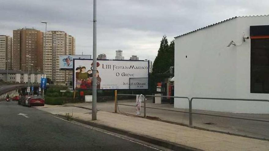 Valla publicitaria instalada en la ciudad de A Coruña para promocionar la LIII Festa do Marisco de O Grove. // FdV