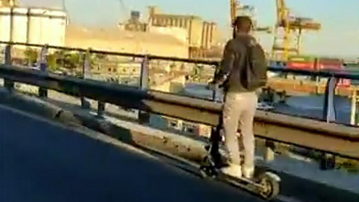 La Guardia Urbana intercepta un patinete en el ronda litoral de Barcelona