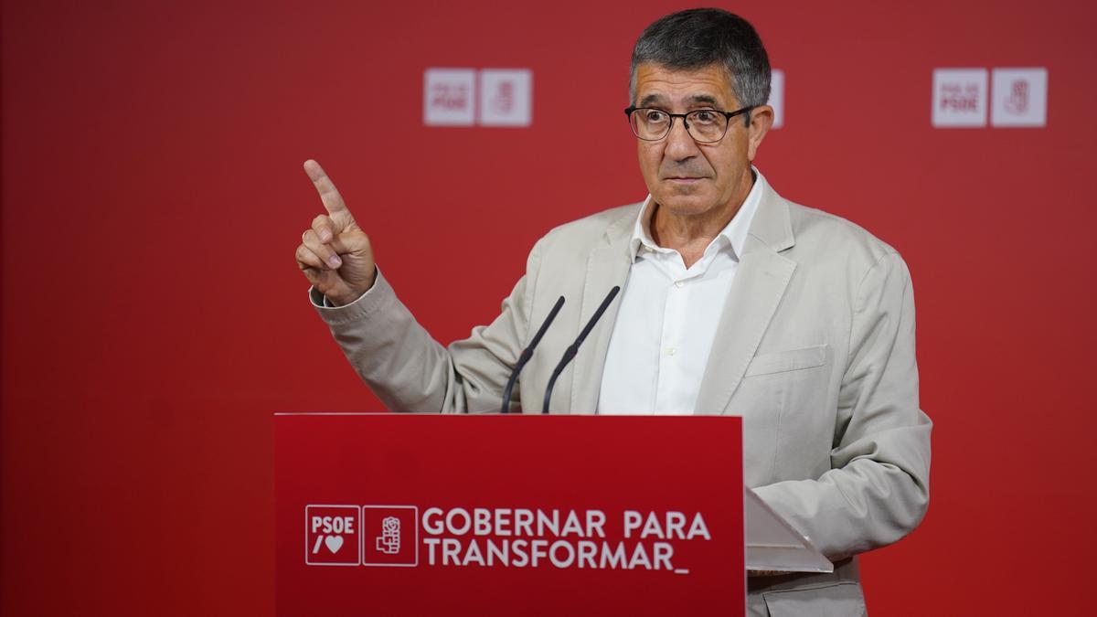 Archivo - El portavoz del PSOE en el Congreso de los Diputados, Patxi Löpez, en una rueda de prensa en Bilbao