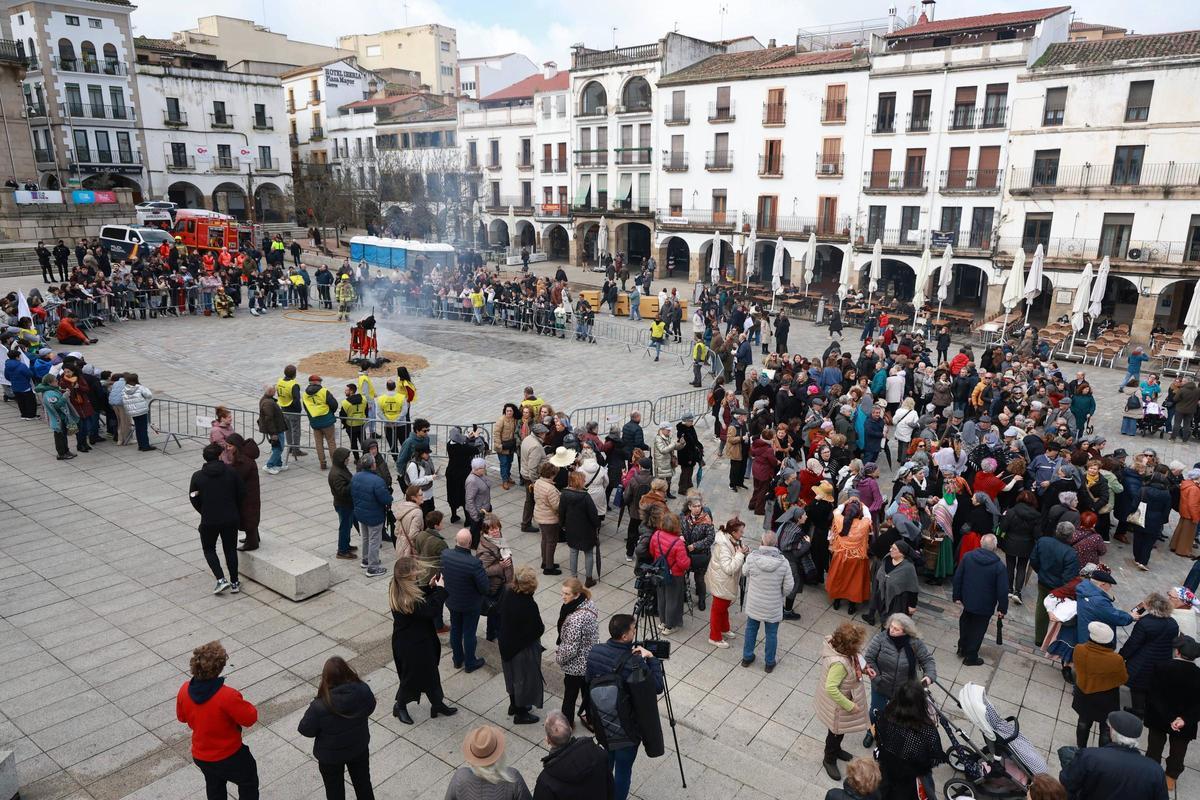 Galería | Así fue la fiesta de Las Lavanderas y la quema del Pelele de Cáceres Galería | Así fue la fiesta de Las Lavanderas y la quema del Pelele de Cáceres
