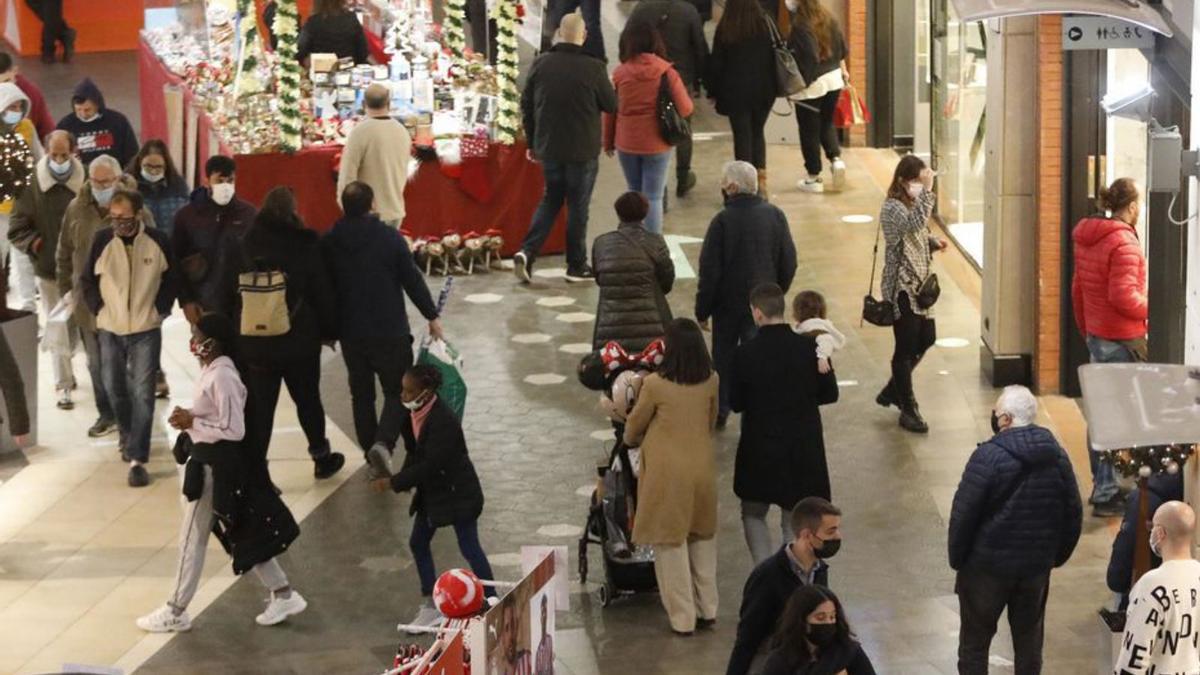 L’Espai Gironès ple de gent pel «Black Friday». | MARC MARTÍ