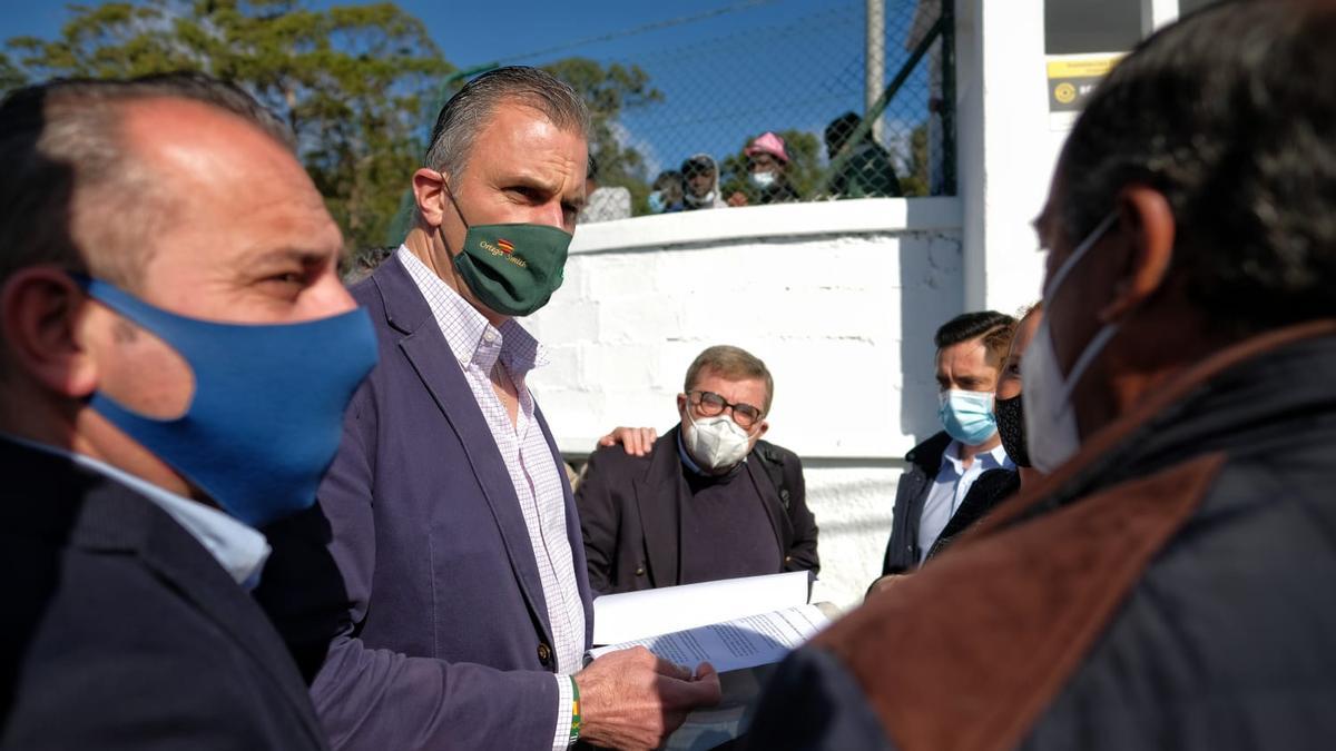 Javier Ortega Smith visita el campamento de Las Canteras.