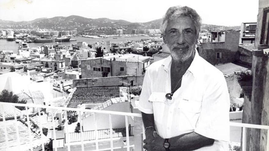 Frédéric Barzilay, en la terraza de su apartamento de Dalt Vila, en 1995.