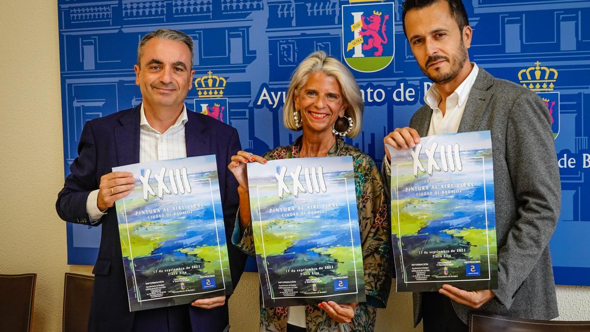 La concejala de Cultura, Paloma Morcillo, junto a Javier Bueno y Julio LLedó, director de la oficina principal y delegado de Negocio de Cajalmendralejo, respectivamente.