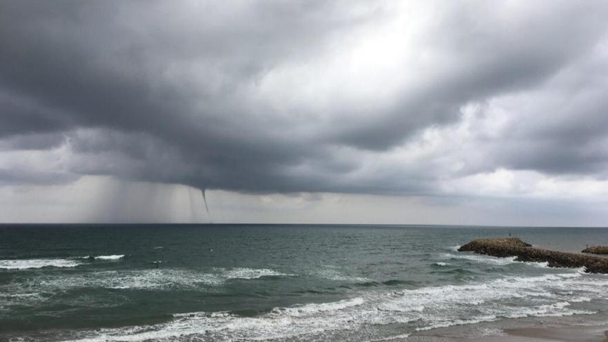 El tiempo en Valencia hoy: amenaza de lluvias y alerta amarilla por temporal marítimo, según el pronóstico de la Aemet.