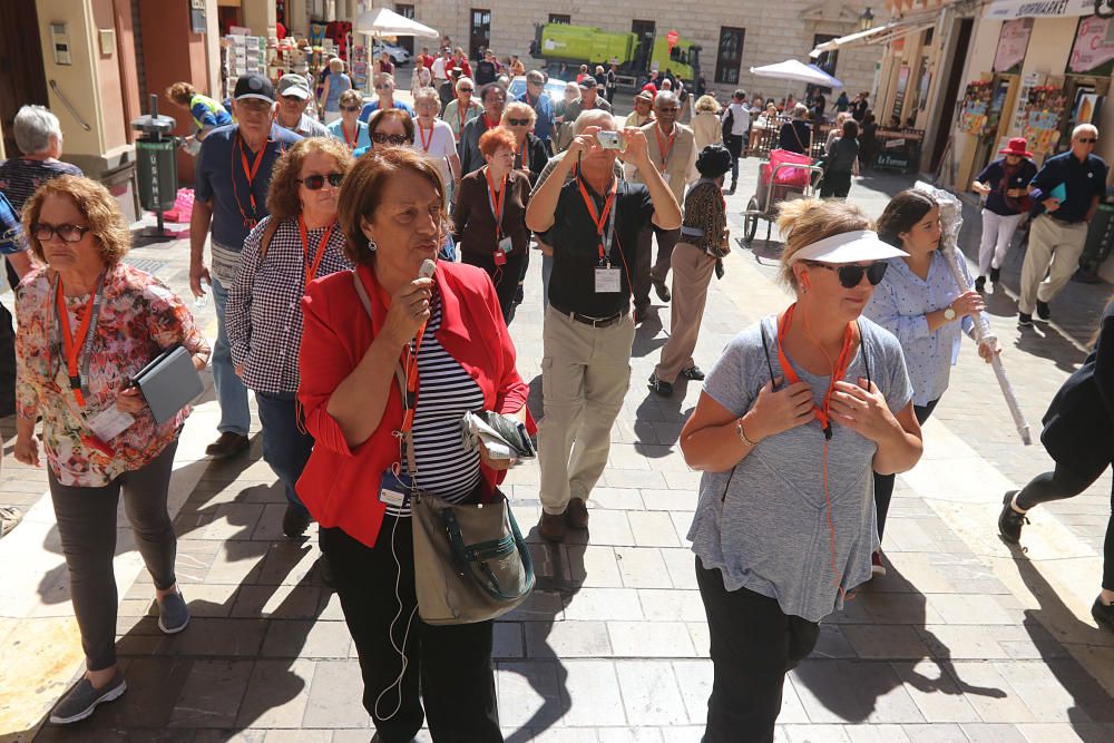 Los turistas, llegados en tres cruceros, visitan la ciudad en plena Semana Santa