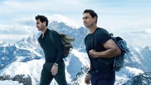 Roger Federer y Rafa Nadal, antes rivales y hoy amigos, ascendiendo a los Dolomitas, captados por la fotógrafa Annie Leivobitz.