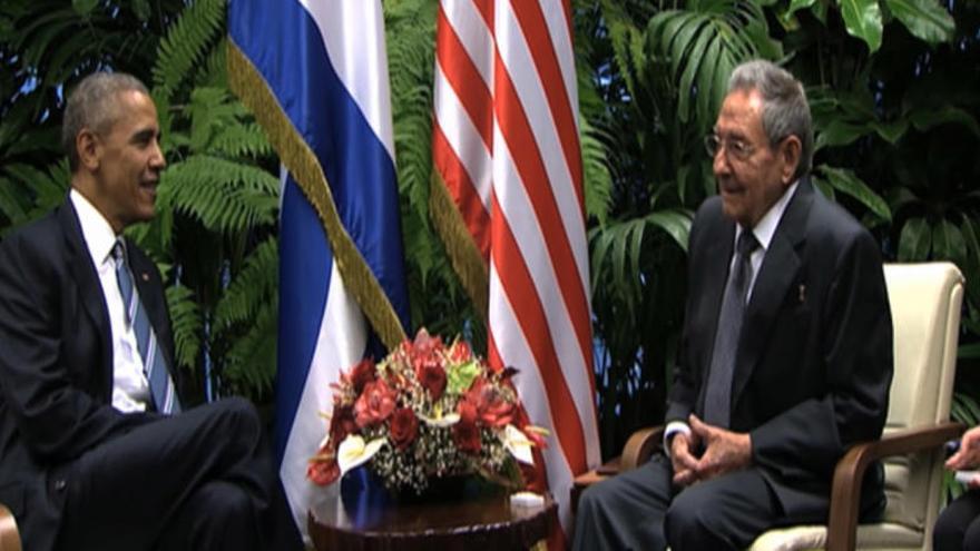 Captura de pantalla del vídeo emès pel govern cubà de la reunió entre Castro i Obama.