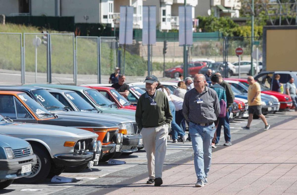 Momentos previos a la salida del rally de clásicos. | Mara Villamuza