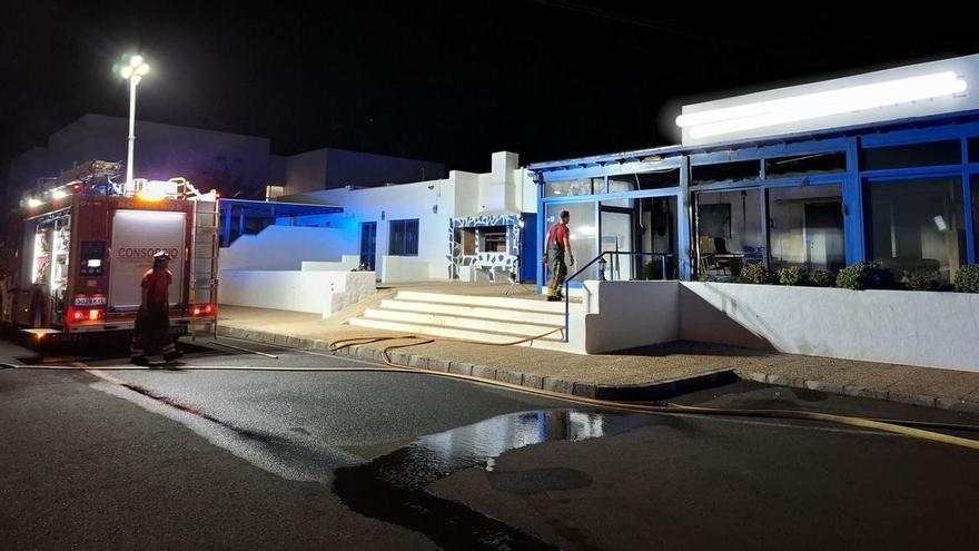 Un incendio en una inmobiliaria de Lanzarote destruye una pérgola y los ventanales del local