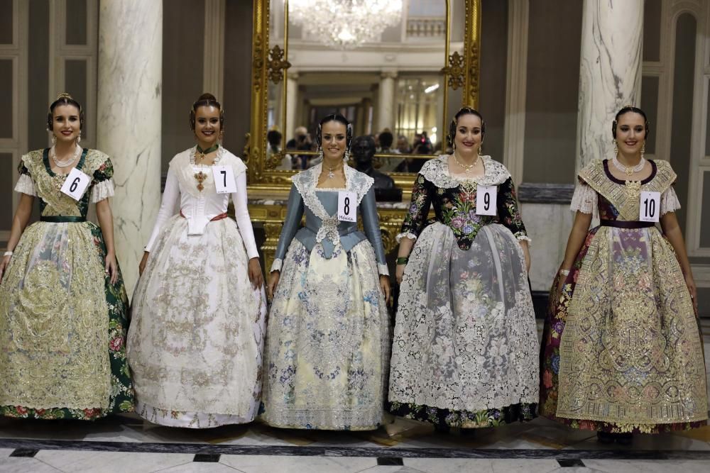 Las aspirantes a fallera mayor conocen el Salón de Cristal