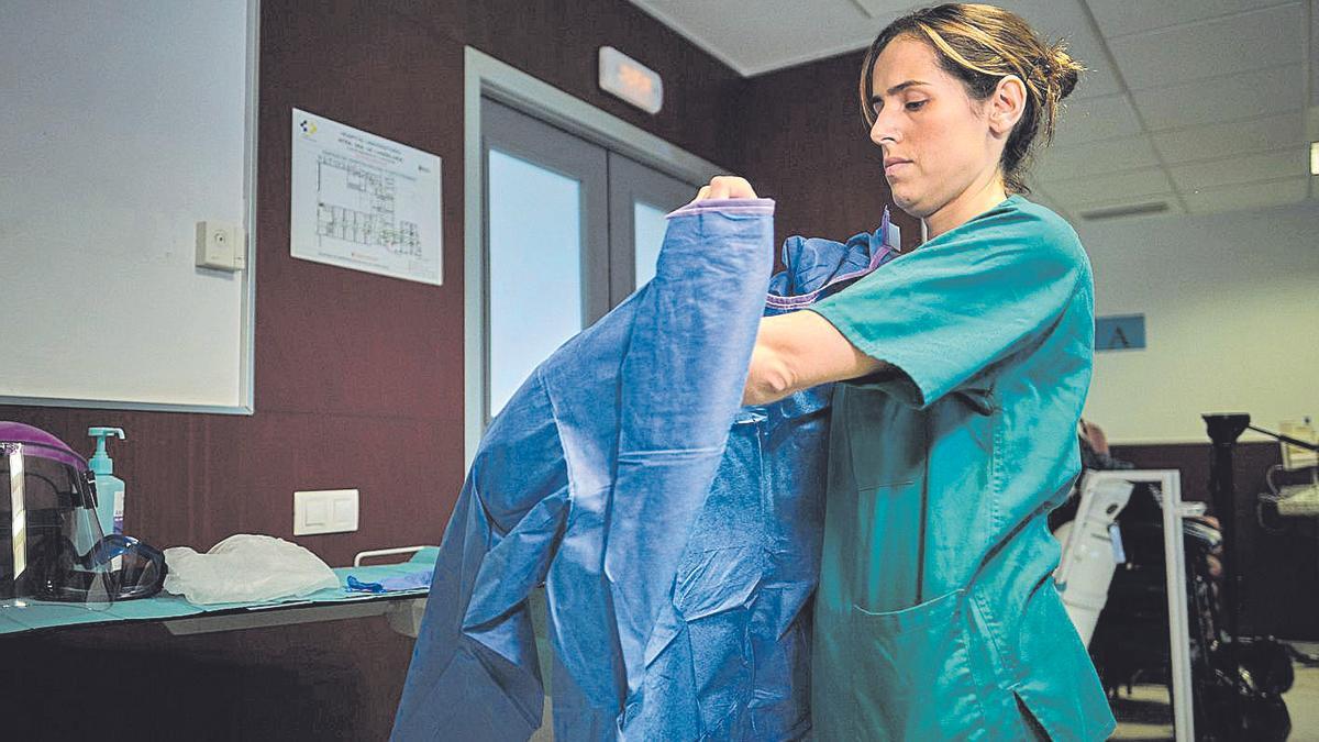 Una profesional se prepara para atender a un paciente aislado.