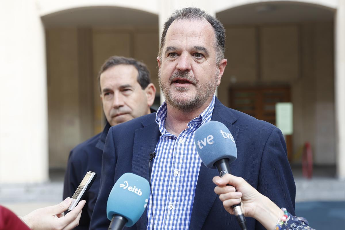 GETXO (BIZKAIA), 28/05/2023.- El presidente del PP vasco, Carlos Iturgaiz hace declaraciones a los medios tras votar en un colegio electoral en Getxo (Bizkaia) este domingo durante las elecciones para elegir los ayuntamientos y en las Juntas Generales del territorio. EFE/Miguel Toña