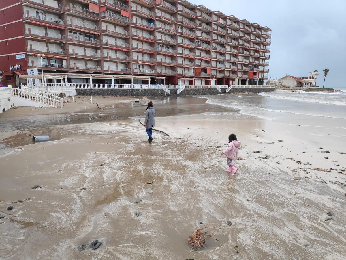 Punta del Salaret en la que se encuentran las edificiones con concesión de Costas sobre dominio público en la playa de Los Locos