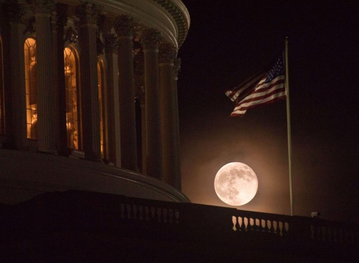 El Capitolio de Washington (EEUU) con la luna de fondo.