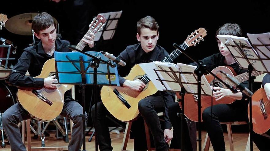 El conjunto de guitarras del Conservatorio, en Pumarín Gijón-Sur.