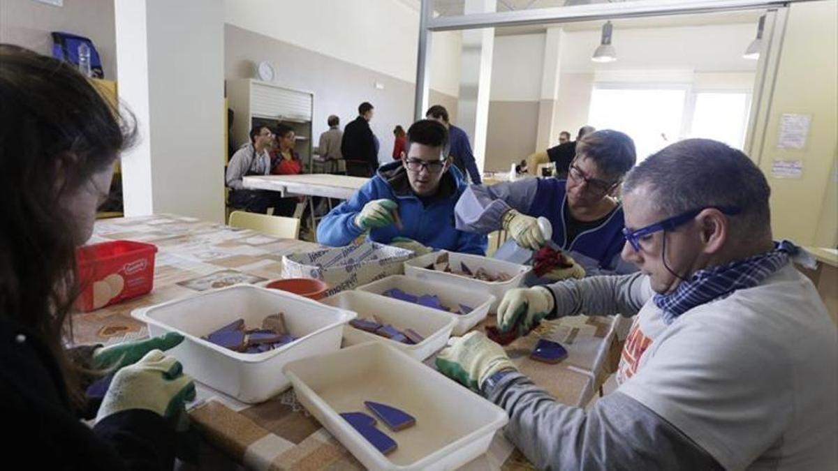 Usuarios de un centro ocupacional realizan sus tareas, en una imagen de archivo.