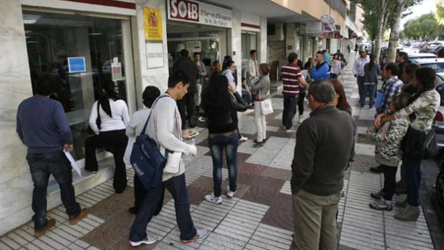 Personas a la entrada de la sede del SOIB de Vila.