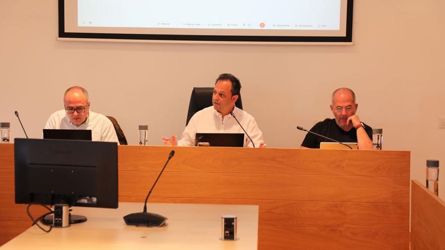 El secretario, Ángel Custodio Navarro, el presidente del Consell, Llorenç Córdoba, y el interventor, Pablo Serra, durante el pleno de los quioscos.