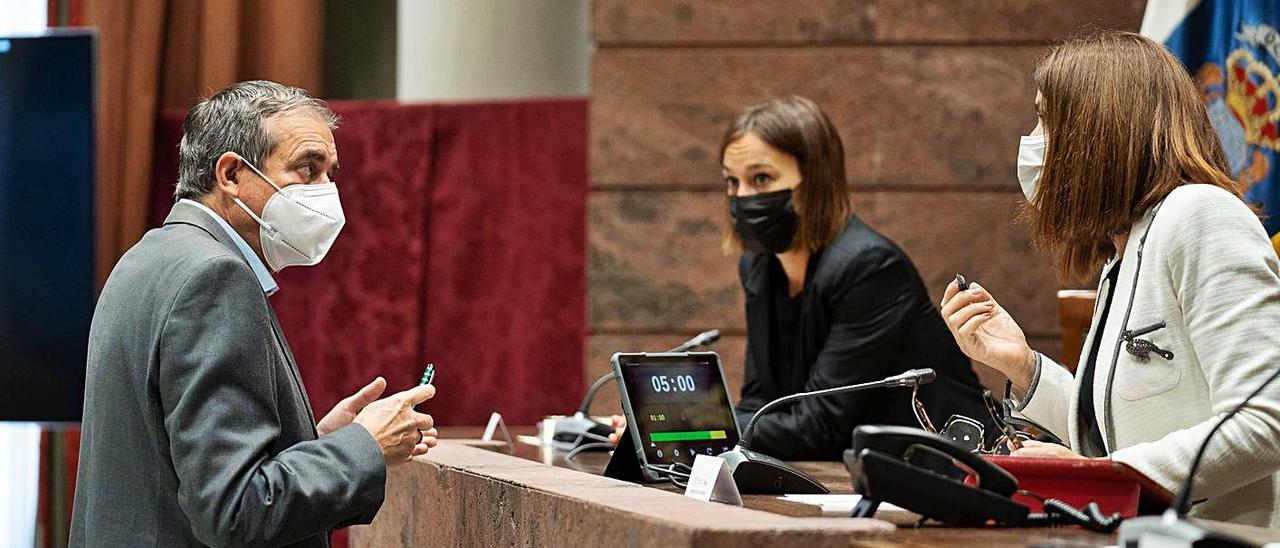 Francisco Moreno durante la comisión de control de la RTVC, en el Parlamento de Canarias.