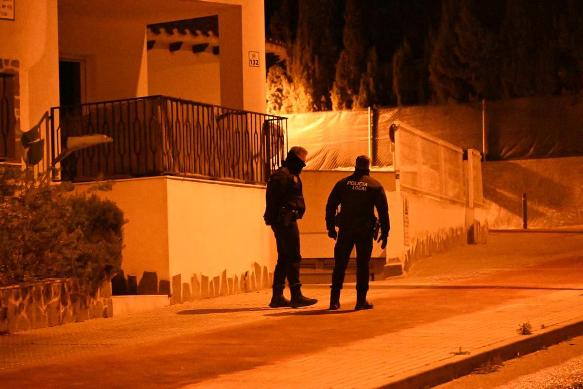Alarma en una urbanización de La Marina en Elche por el hallazgo de dos hombres muertos