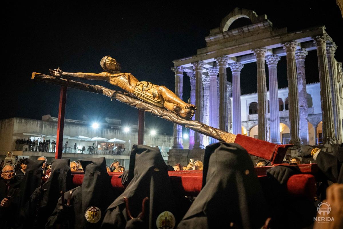Fotogalería | Mérida se estremece con un multitudinario Vía Crucis en el Anfiteatro Romano