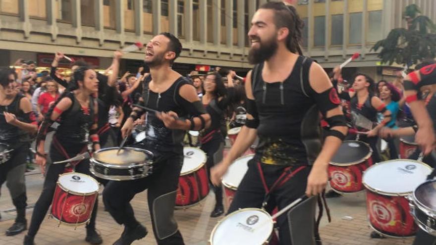 Este conjunto colombiano apostó en su día por acompañar la percusión musical con la danza y el teatro, en un modelo de integración social.