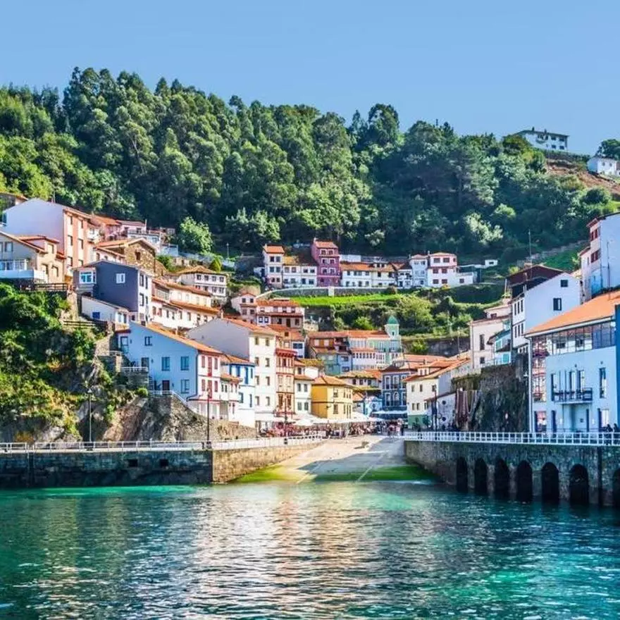 El pueblo ideal junto al mar para recorrer a pie y comer "el mejor centollo del Cantábrico": callejuelas empinadas y miradores sobre la bahía