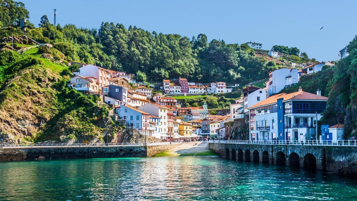 Las casas de colores se apilan sobre el acantilado formando un anfiteatro natural sobre la Plaza de la Marina y el mar Cantábrico