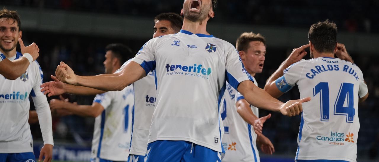 Jugadores del CD Tenerife durante el partido contra el Girona.