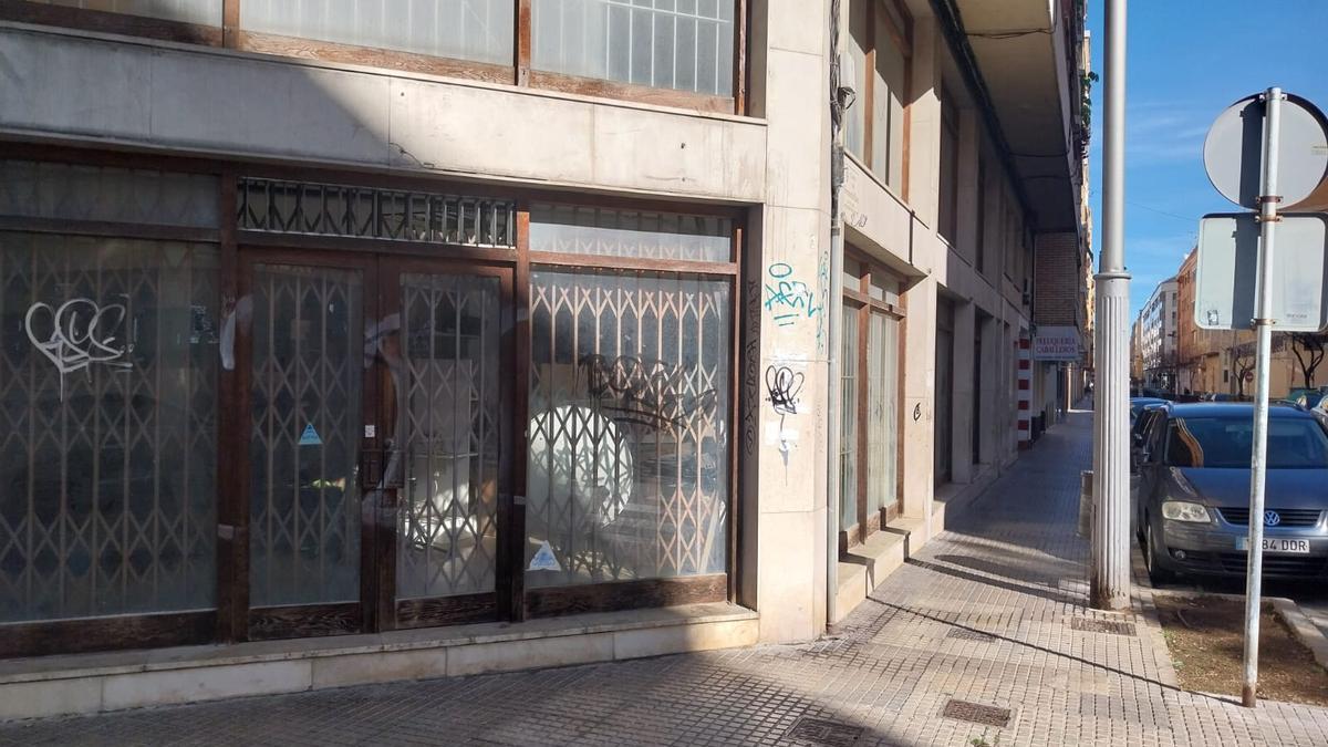 Un local comercial tancat des de fa molts anys en la cantonada de Ferrocarril d’Alcoi i Pintor Sorolla
