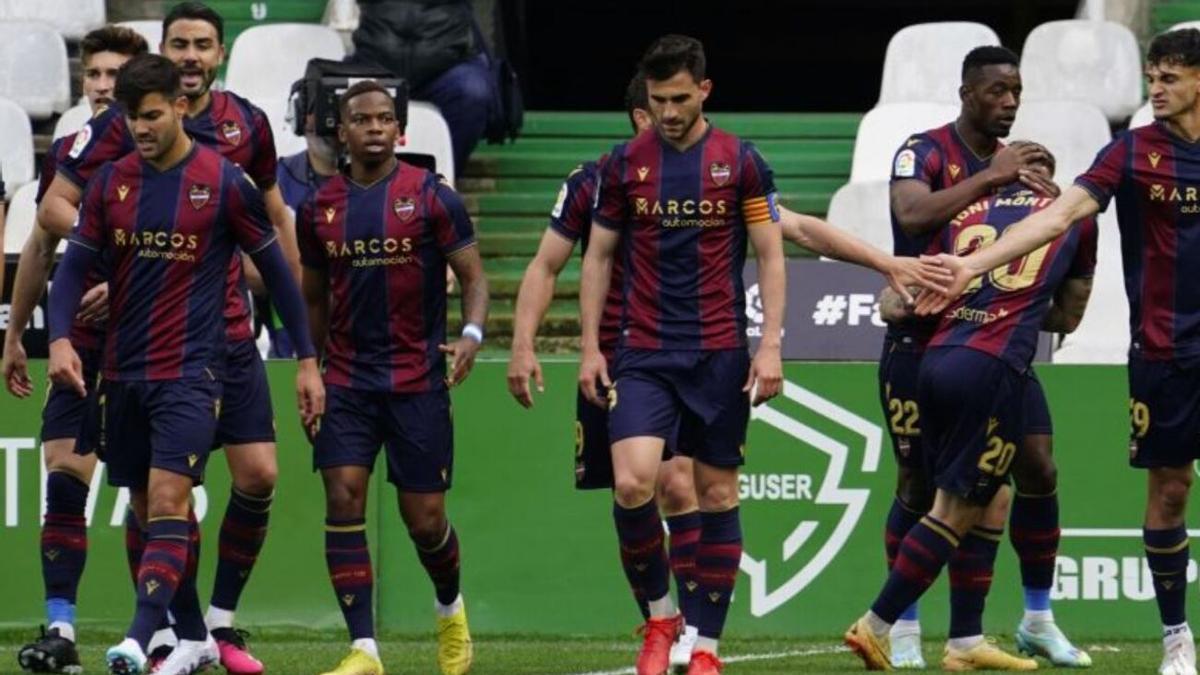 Los jugadores del Levante celebran el gol de Joni Montiel