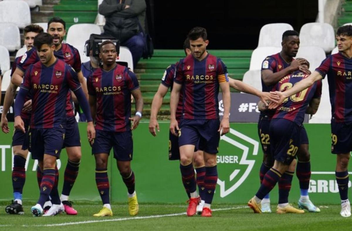 Los jugadores del Levante celebran el gol de Joni Montiel