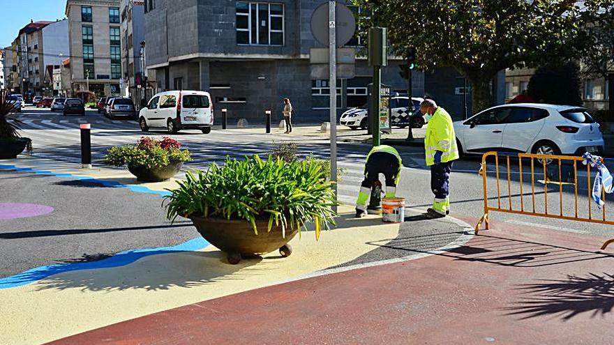 Operarios trabajando en la señalización de la calle.   | // G.NÚÑEZ