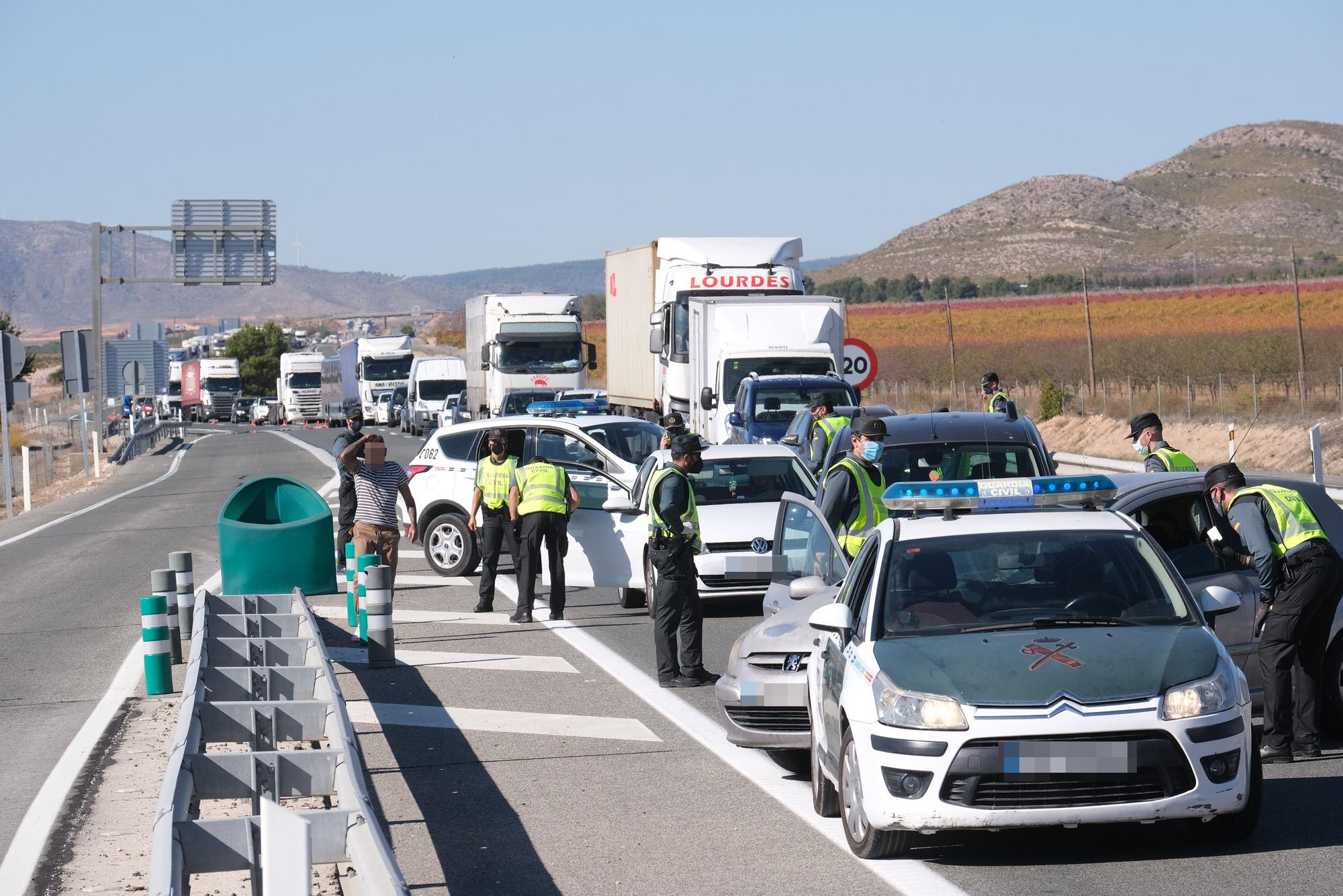 Controles en la autovía tras el cierre perimetral de la Comunidad Valenciana