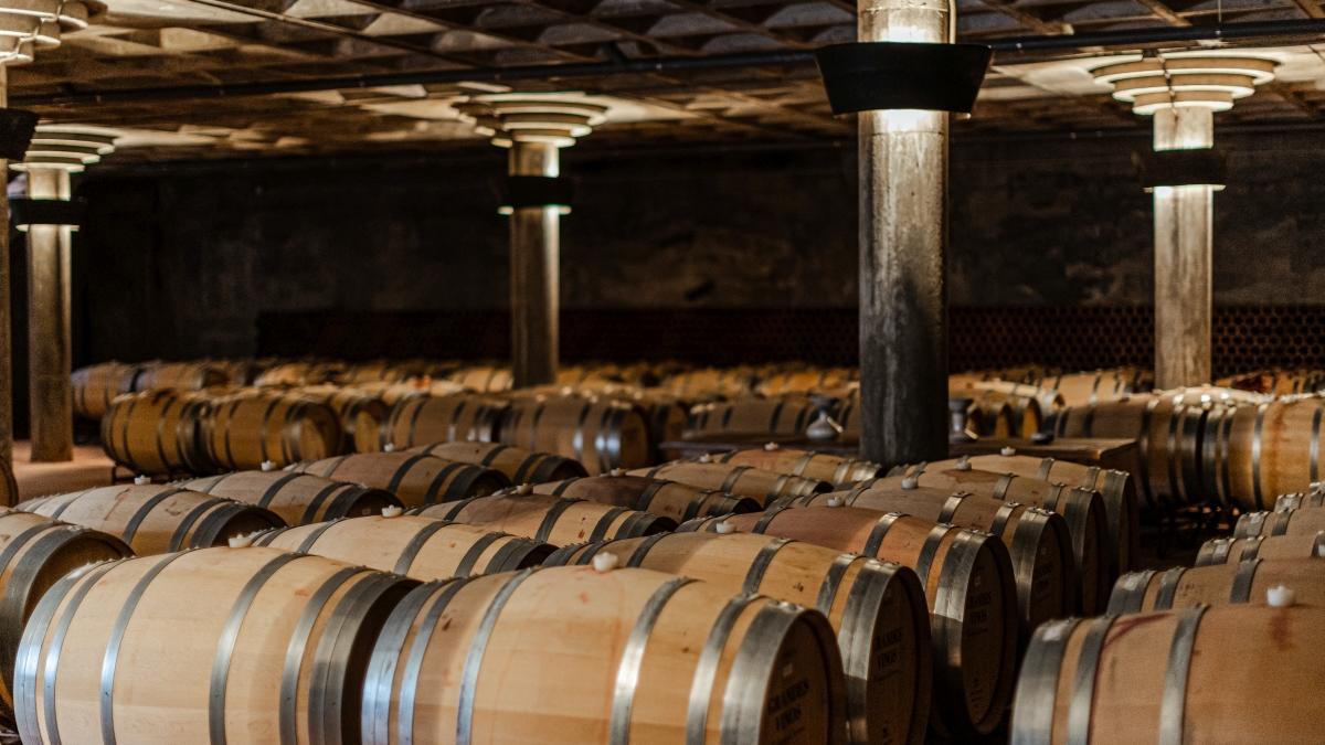 La marca Anayón cuenta con su propia bodega de elaboración y crianza, esta última ubicada bajo tierra.