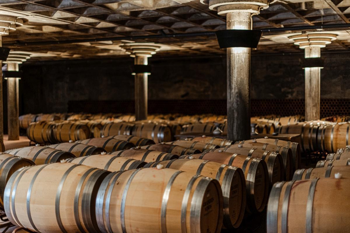 La marca Anayón cuenta con su propia bodega de elaboración y crianza, esta última ubicada bajo tierra.