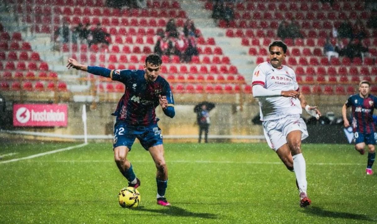 Ángel Pérez trata de marcharse de Jordi Mboula en el choque entre la Cultural Leonesa y el Huesca.
