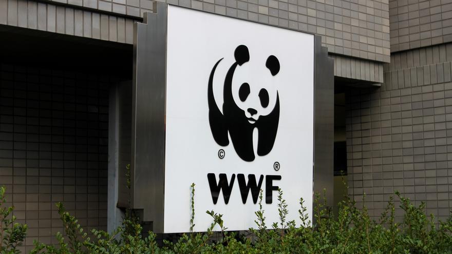 Logotipo del Fondo Mundial para la Naturaleza (WWF) en su sede de Tokio.