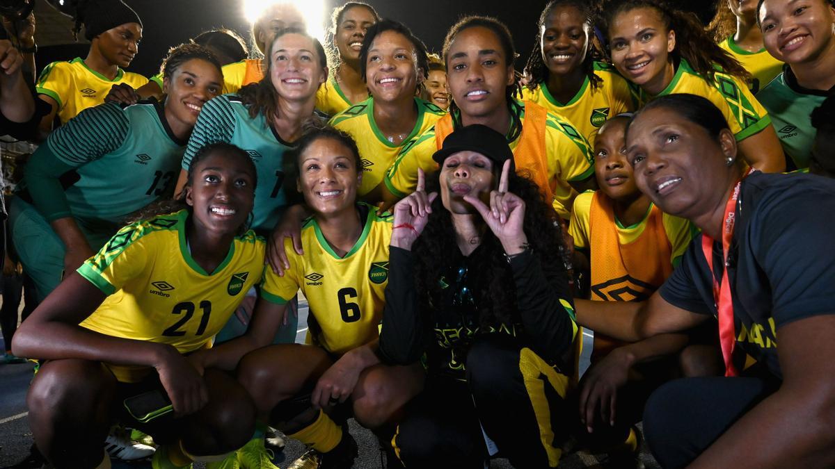 Cedella Marley junto a las jugadoras de la selección jamaicana